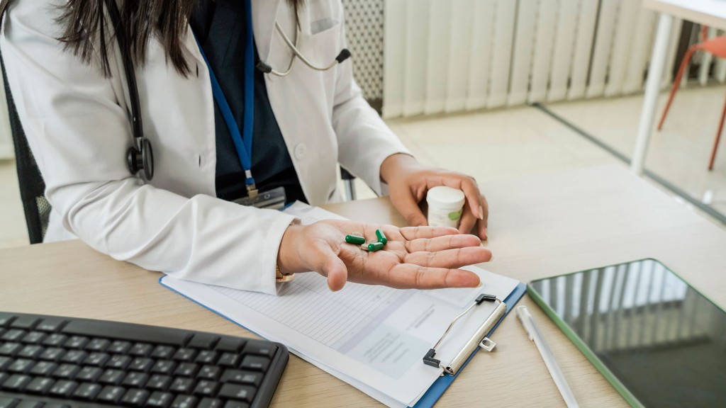 Symbolbild: Eine Ärztin hält Tabletten in der Hand