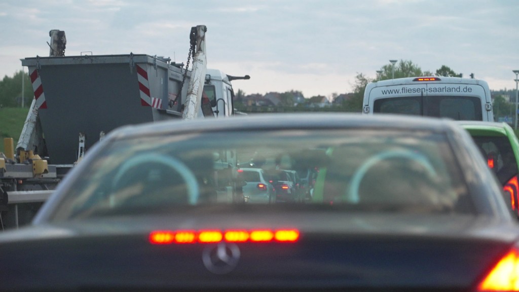 Fahrzeuge stehen auf der Autobahn im Stau