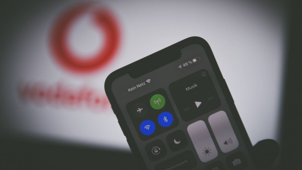 Foto: Ein Smartphone ohne Mobilfunk-Empfang, mit Vodafone im Hintergrund