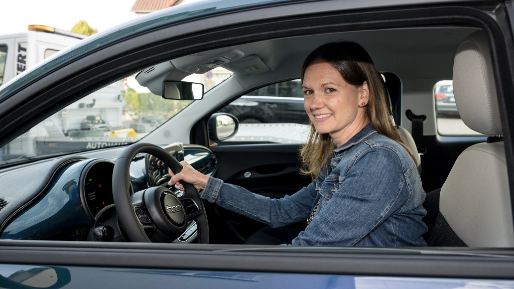Fotos von der Übergabe des Autos an die Elektrisiert Gewinnerin