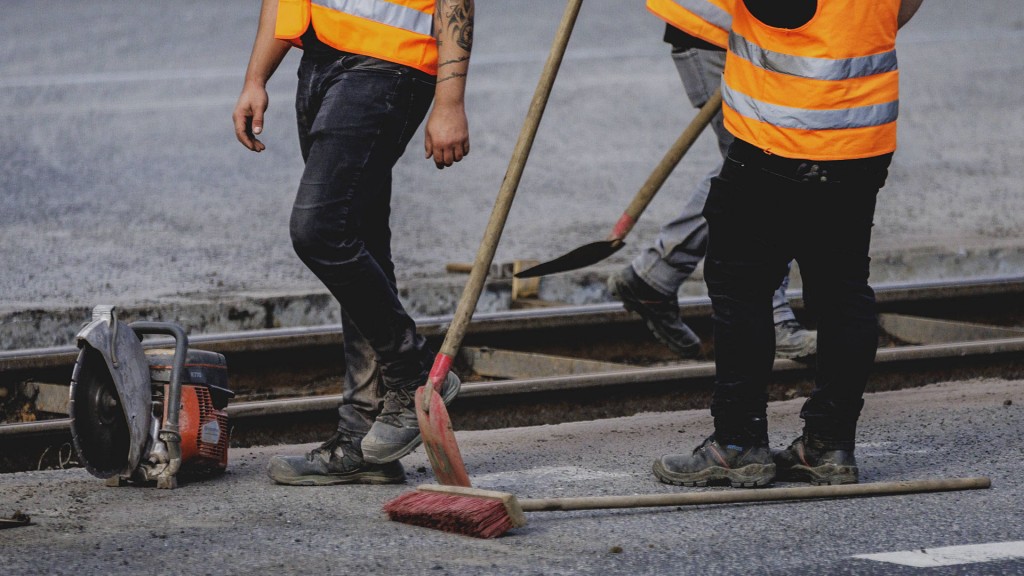 Foto: Bauarbeiter, die an einer Asphaltstraße arbeiten
