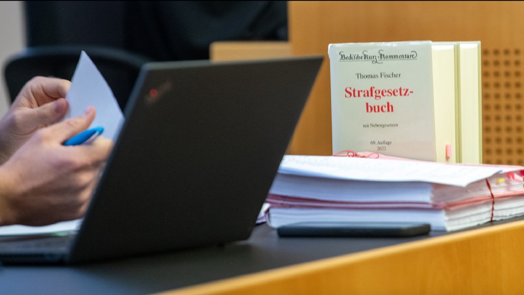 Foto: Symbolbild. Im Landgericht stehen Gesetzeskommentare hinter Prozessakten.