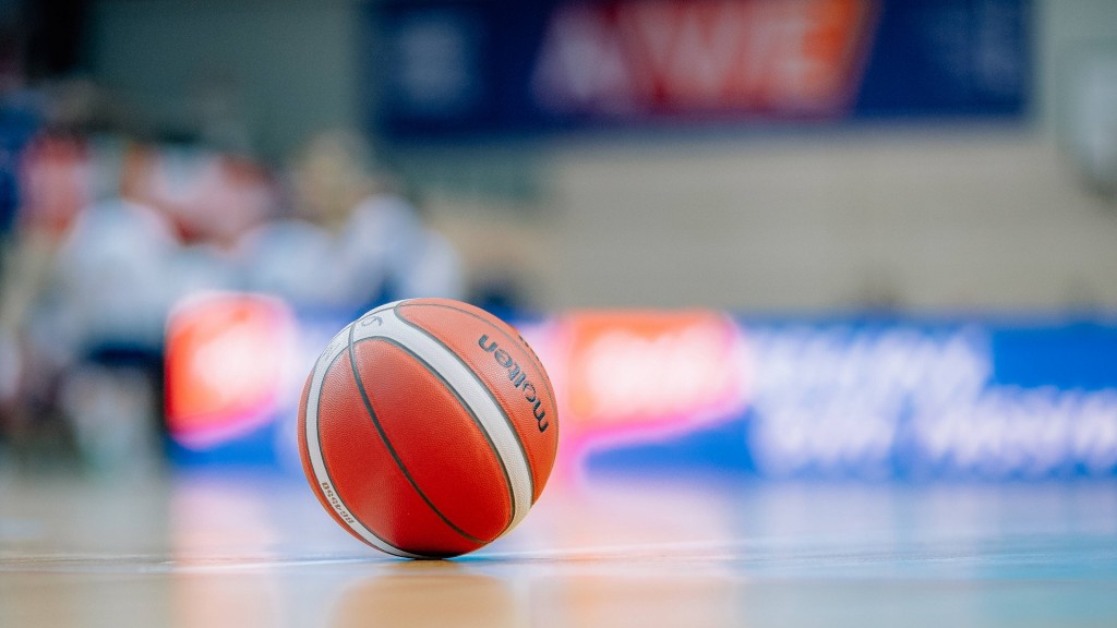 Ein Basketball auf einem Hallenboden.