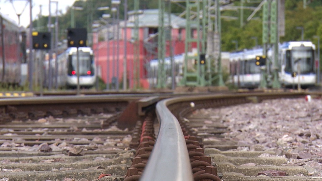 Foto: Saarbahn-Gleise mit Bahnen im Hintergrund