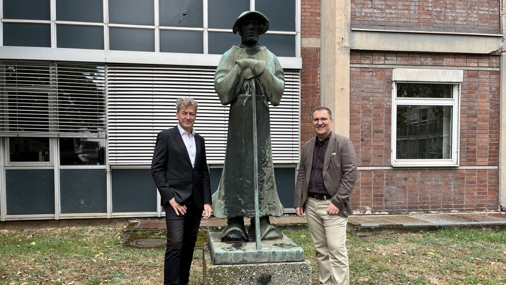 Direktor Weltkulturerbe Völklinger Hütte, Ralf Beil und Vize-Präsident HTW, Georg Mahringer neben der Skulptur 