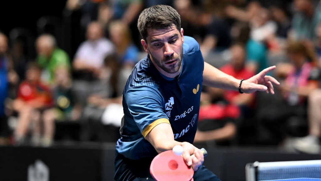 Foto: Patrick Franziska spielt den Ball
