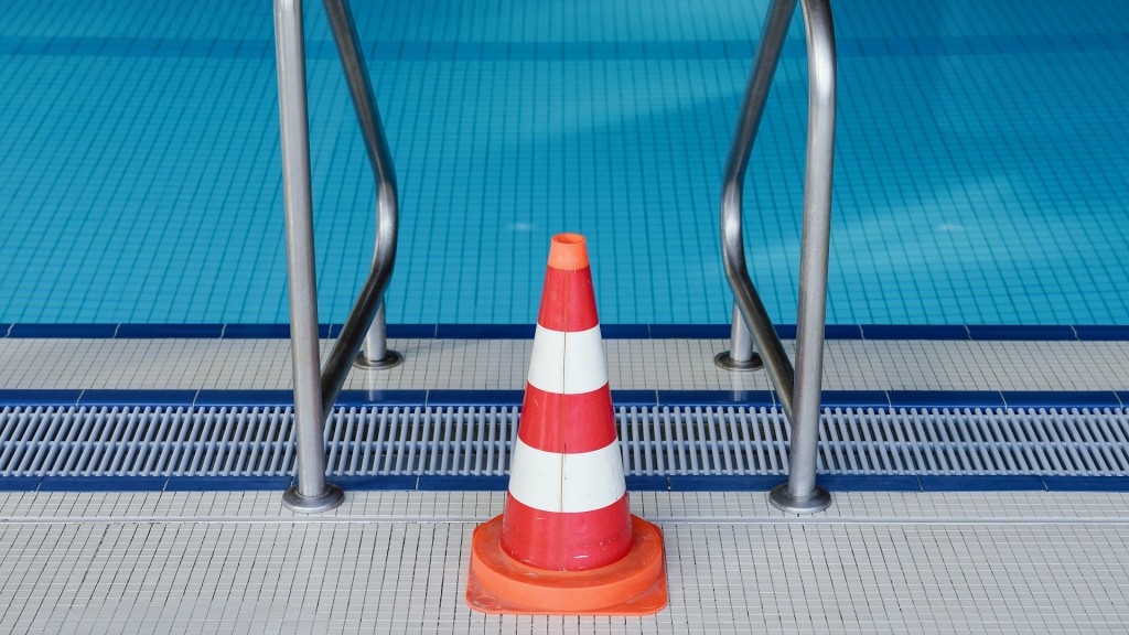 Foto: Eine Pylone steht an einer Leiter des Schwimmerbeckens. (Symbolbild)