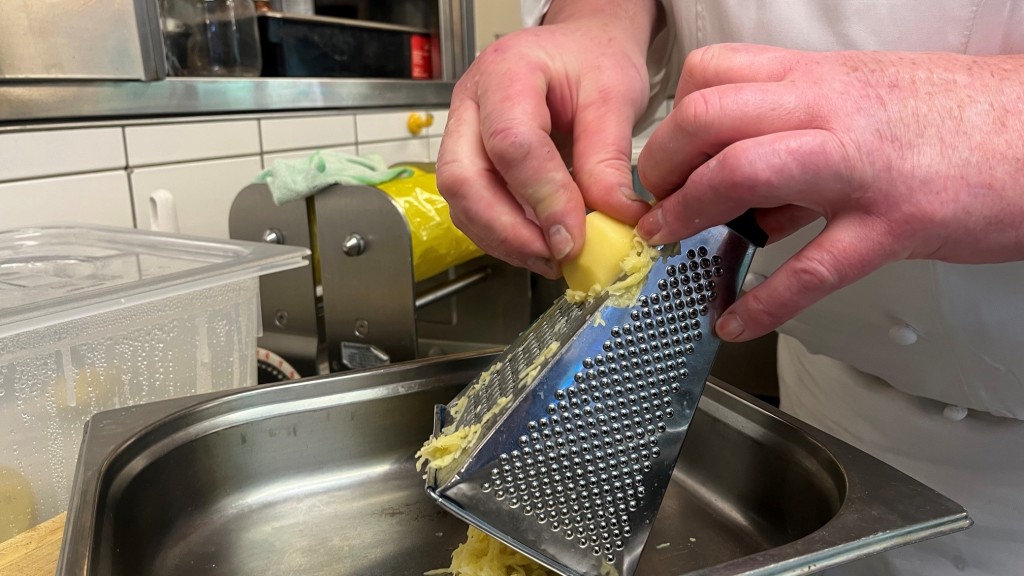 Die rohen Kartoffeln werden relativ fein gerieben