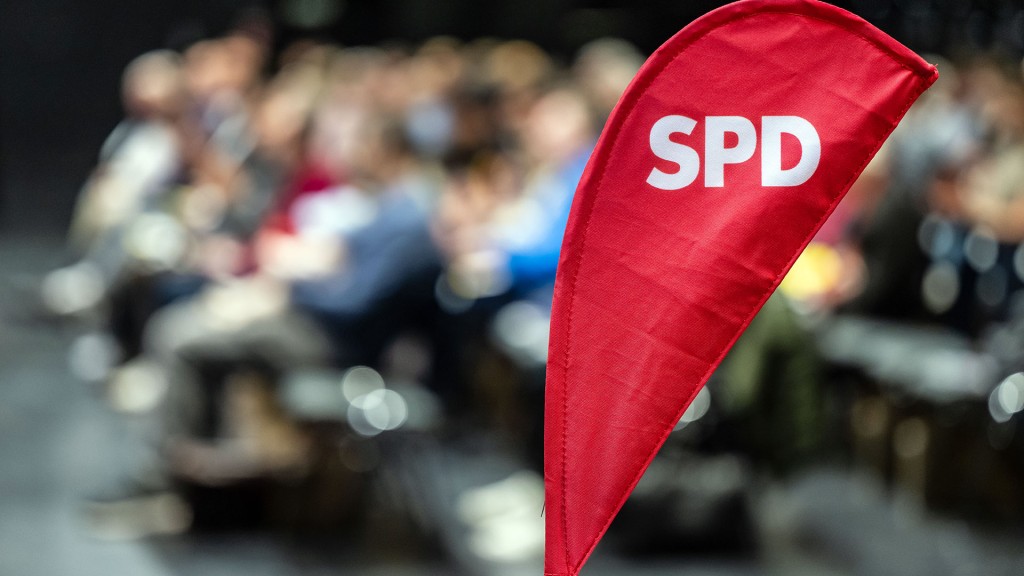 Weißes SPD Logo auf einer roten Fahne