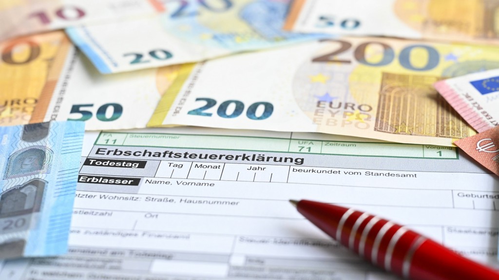 Foto: Verschiedene Banknoten und ein Formular für die Erbschaftsteuererklärung