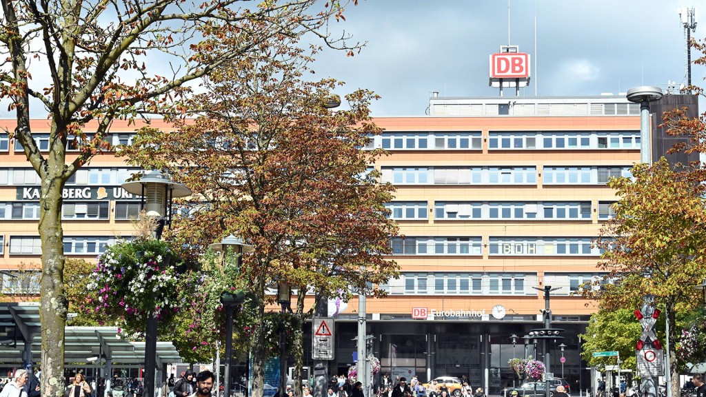 Foto: Menschen auf dem Platz vorm saarbrücker Hauptbahnhof