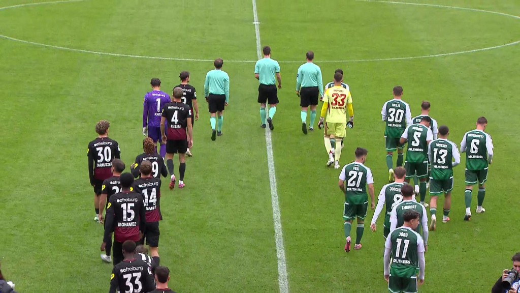 Foto: FC Homburg und Freiburg II betreten das Spielfeld