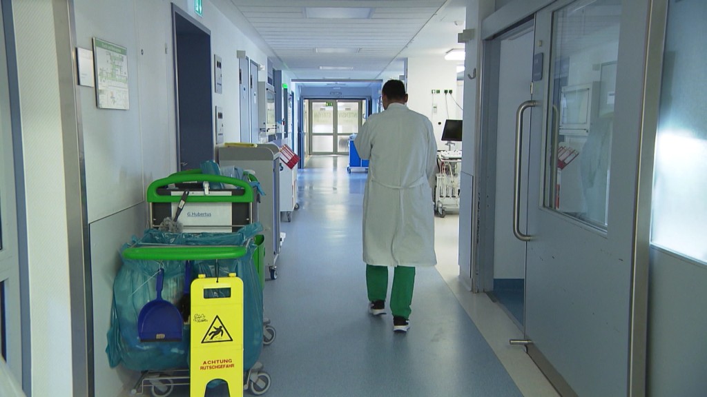 Ein Krankenhaus-Beschäftigter im Flur einer Klinik