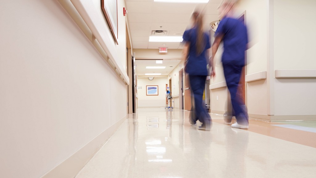 Foto: Pflegekräfte gehen einen Krankenhausflur entlang