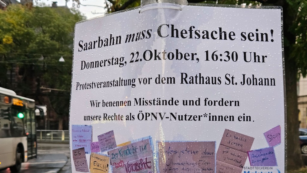 Schild mit Protestankündigung zur Saarbahn auf der Straße