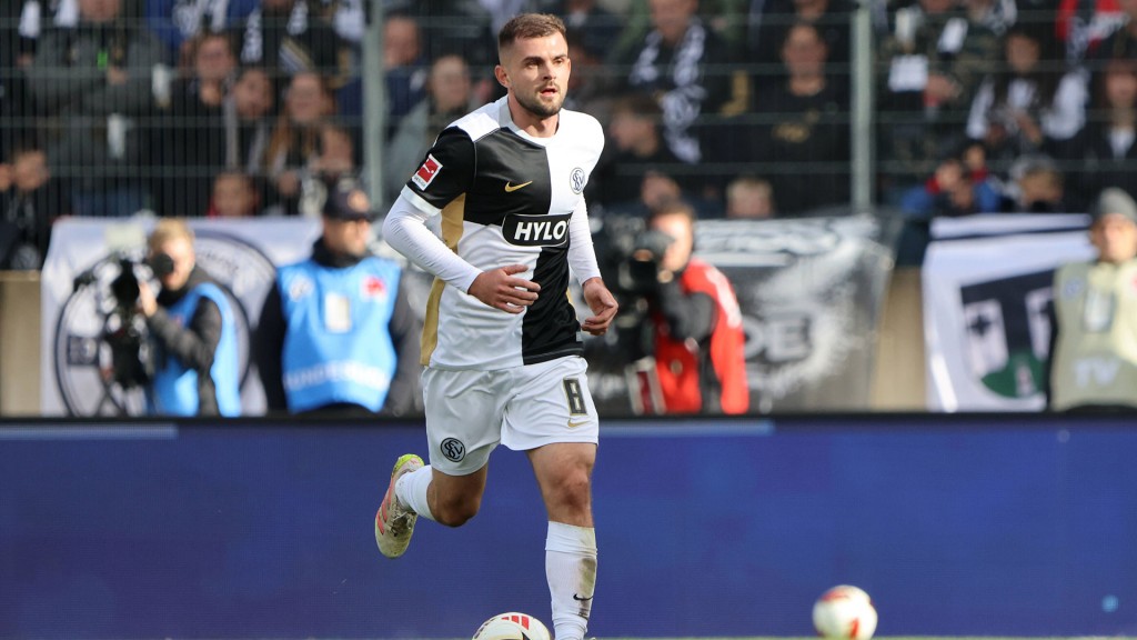 Lukasz Poreba am Ball (SV 07 Elversberg)