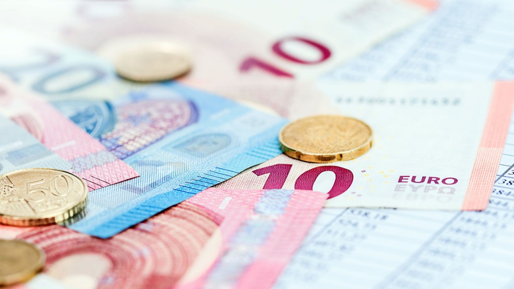 Symbolbild: Euro-Scheine und Münzen liegen aufeinander