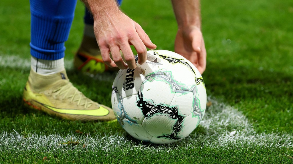 Foto: Fußball wird zum Abstoß auf die Ecklinie gelegt