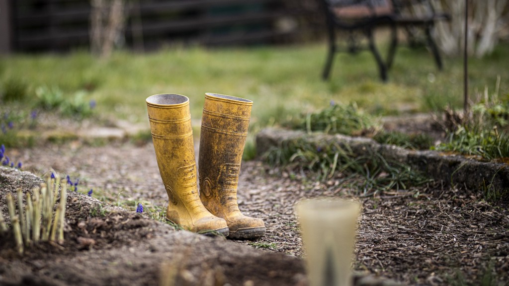 Gummistiefel stehen im Garten