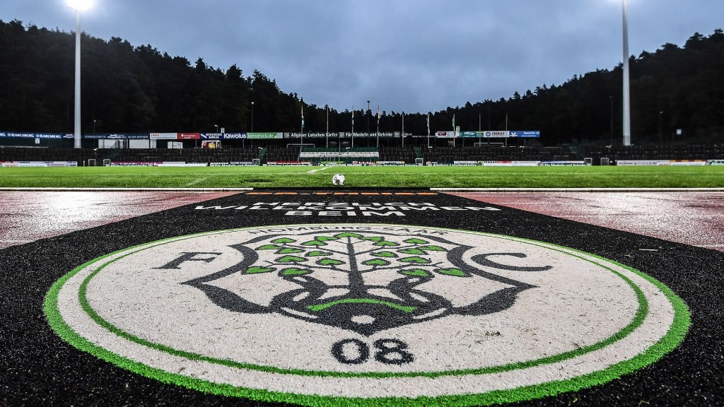 Foto: Blick in das Stadion des FC Homburg mit dem Logo des Vereins.