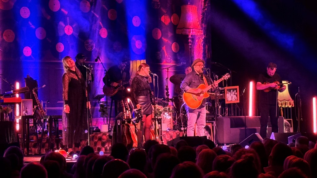Gregor Meyle & Band auf der Bühne des Wohnzimmerkonzerts im Dillinger Lokschuppen