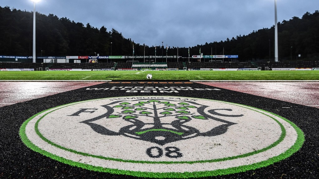 Blick in das Stadion des FC Homburg mit dem Logo des Vereins.