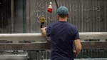 Ein Arbeiter von Diehl Defence