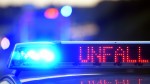 Auf einem Polizeifahrzeug warnt eine Leuchtschrift vor einer Unfallstelle.