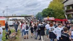 Fußballfans an der Kaiserlinde