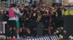 Die SV Elversberg jubelt nach dem Lucky Punch von Maurice Krattenmacher in der Nachspielzeit.