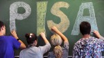 Schüler schreiben das Wort Pisa an die Tafel