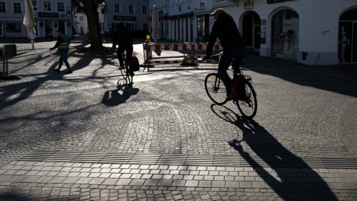 Editor schwingen Barsch fahrradfahren nebeneinander