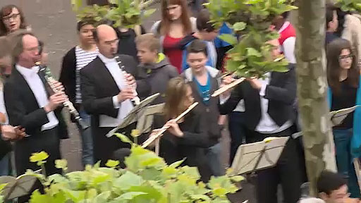 Foto: Musiker des DRP im pausen hof des Deutsch-Französischen Gymnasiums in Saarbrücken