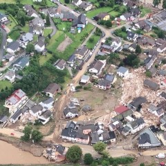 Luftaufnahme: Häuser werden unter Wassermassen begraben