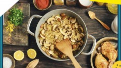 Topf mit Pilzgericht und Hähnchenschenkeln