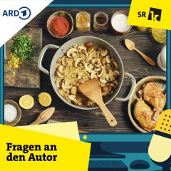 Topf mit Pilzgericht und Hähnchenschenkeln