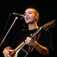 Sinéad O´Connor singt ins Mikro