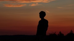 Frau im Gegenlicht