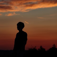 Frau im Gegenlicht
